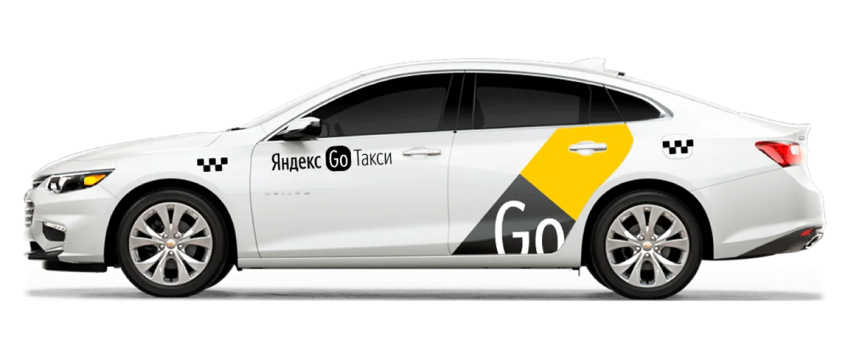Седан в оклейке Яндекс Go